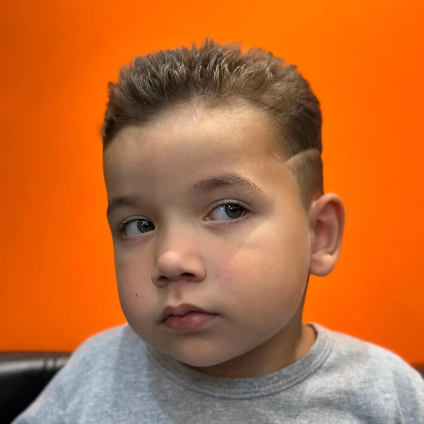 Corte infantil com degradê e risco desenhado na lateral