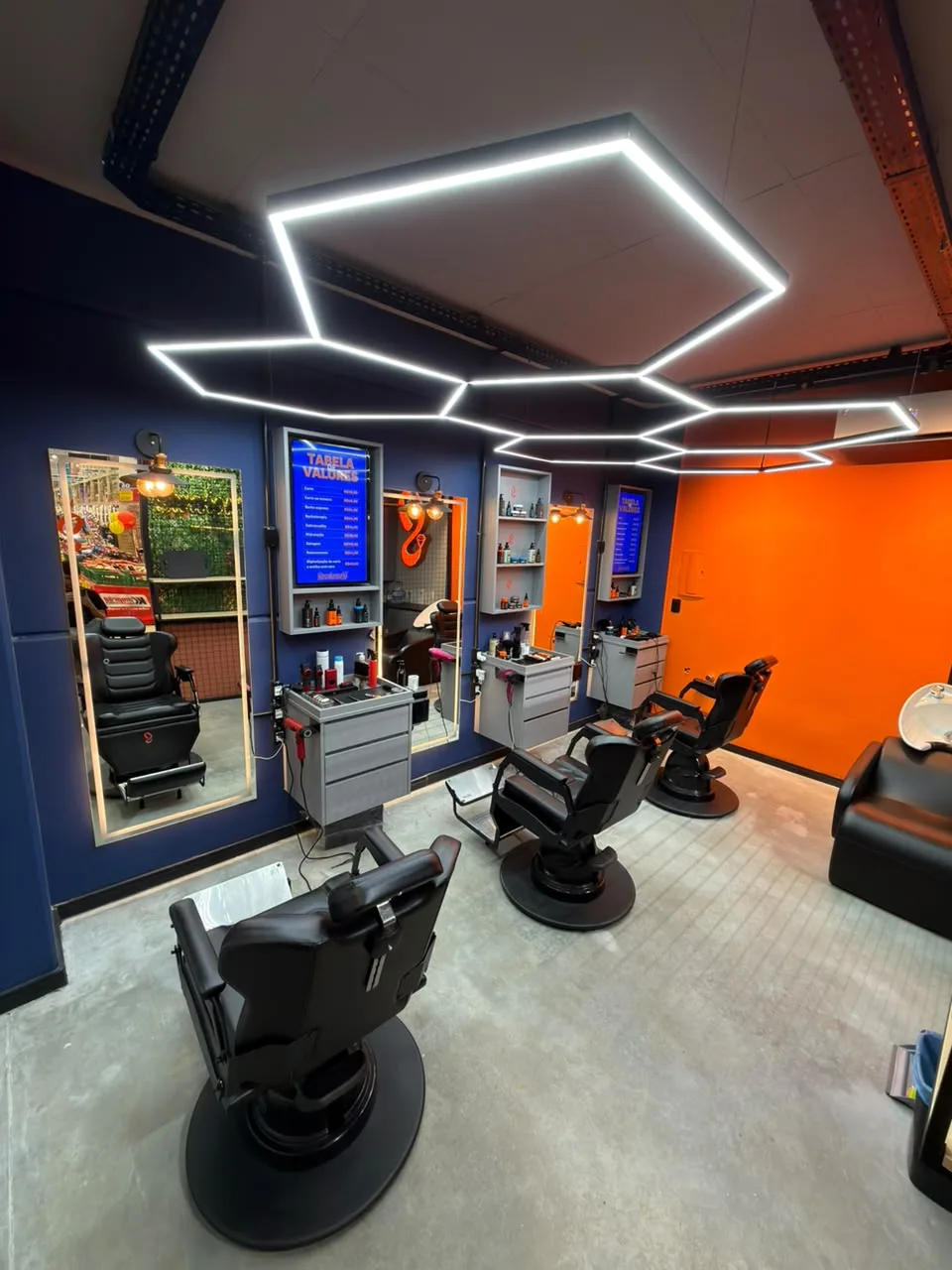 Salão da Swarowski Komprão Barra do Sul com luminária de LED hexagonal e tabela de valores