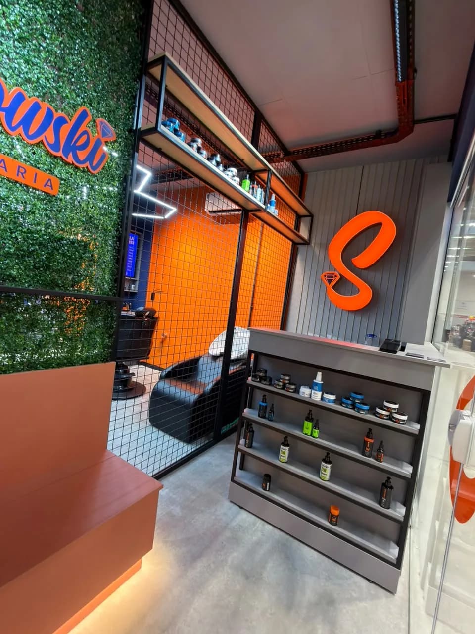 Recepção com o S da Swarowski e a vitrine de produtos