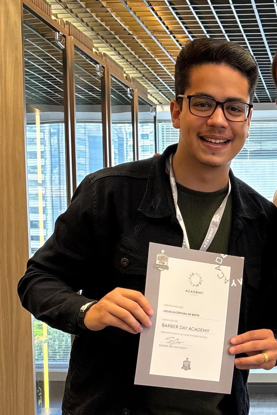Lucas Alcântara segurando o certificado da Barber Day Academy
